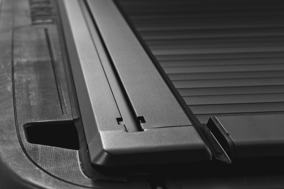 Chevrolet Silverado 1500 Manual Retractable Bed Cover - Rough Country - Matte Black - '14-'18